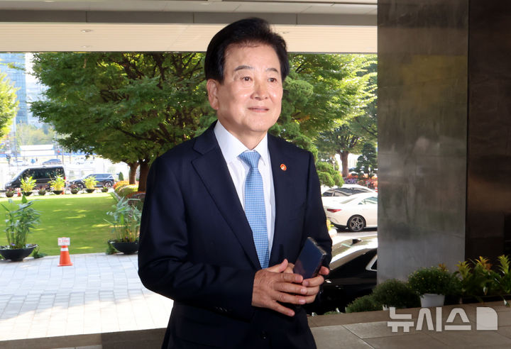 [서울=뉴시스] 박영태 기자 = 정동영 통일부 장관이 12일 오전 서울 종로구 정부서울청사로 출근하고 있다. 2026.10.12. since1999@newsis.com