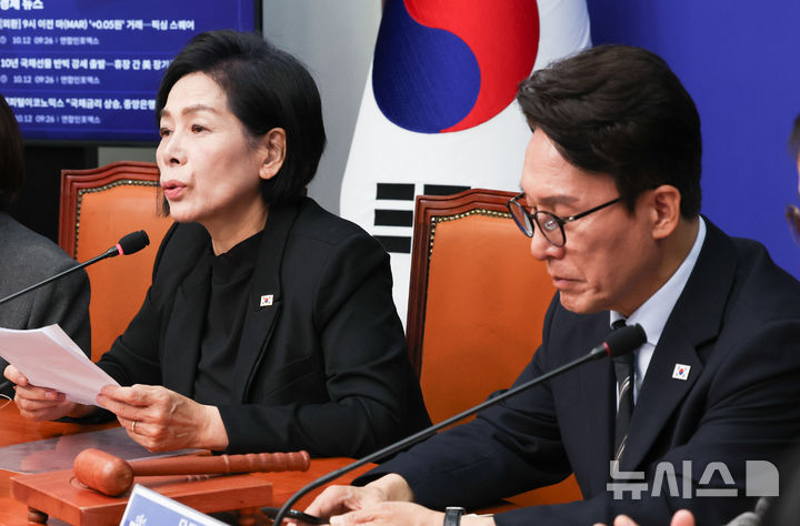 [서울=뉴시스] 최진석 기자 = 최민희 더불어민주당 최고위원이 12일 여의도 국회에서 열린 최고위원회의에서 발언하고 있다. 오른쪽은 김민석 대표. 2026.10.12. myjs@newsis.com