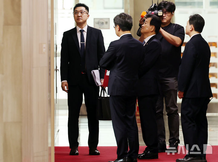 [서울=뉴시스] 박영태 기자 = 정동영 통일부 장관이 12일 오전 서울 종로구 정부서울청사로 출근하며 엘리베이터를 기다리고 있다. 2026.10.12. since1999@newsis.com