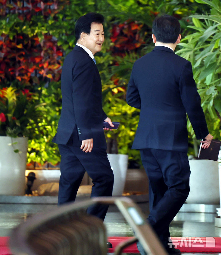 [서울=뉴시스] 박영태 기자 = 정동영 통일부 장관이 12일 오전 서울 종로구 정부서울청사로 출근하고 있다. 2026.10.12. since1999@newsis.com