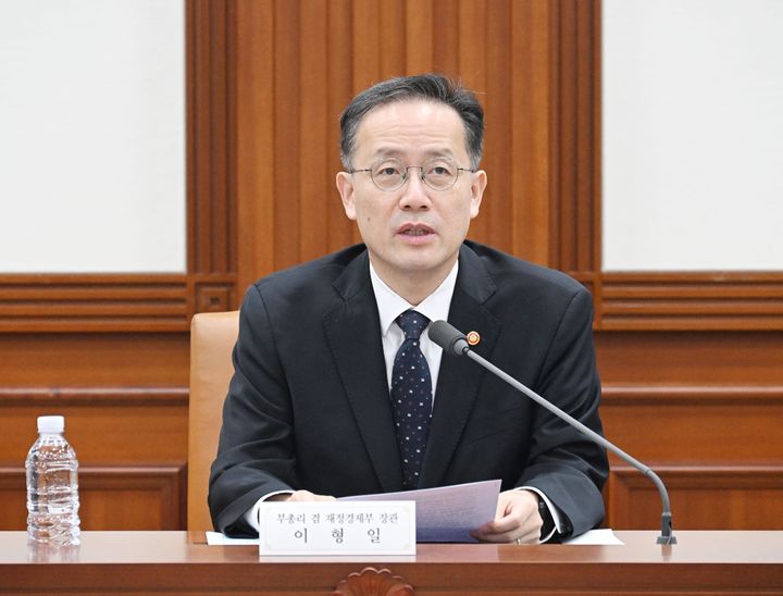 [서울=뉴시스] 이형일 경제부총리 겸 재정경제부 장관이 지난 12일 서울 종로구 정부서울청사에서 공급망안정화위원회를 주재하고 있는 모습. (사진=재경부 제공) 2026.10.12. photo@newsis.com *재판매 및 DB 금지