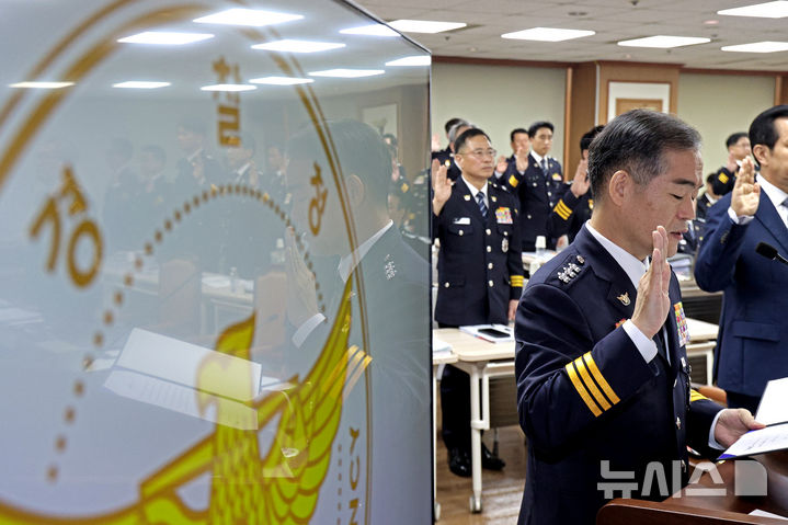 [서울=뉴시스] 김금보 기자 = 김종철 경찰청장 직무대행이 12일 서울 서대문구 경찰청에서 열린 국회 행정안전위원회의 경찰청에 대한 국정감사에서 선서를 하고 있다. 2026.10.12. kgb@newsis.com