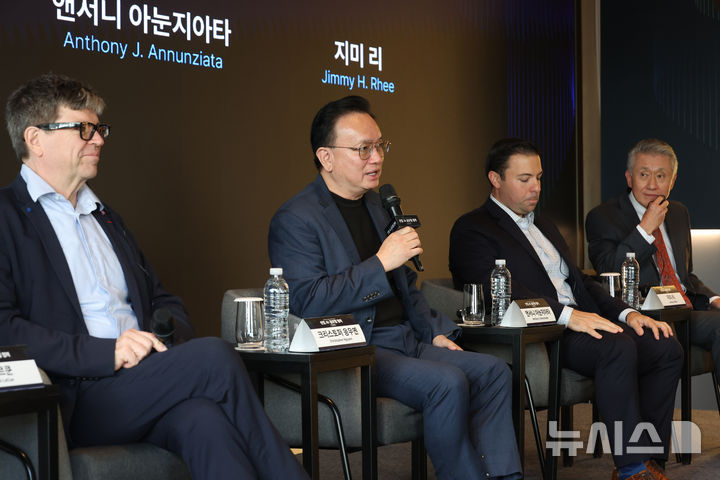 사회자 질문에 답하는 크리스토퍼 응우옌 총괄위원장