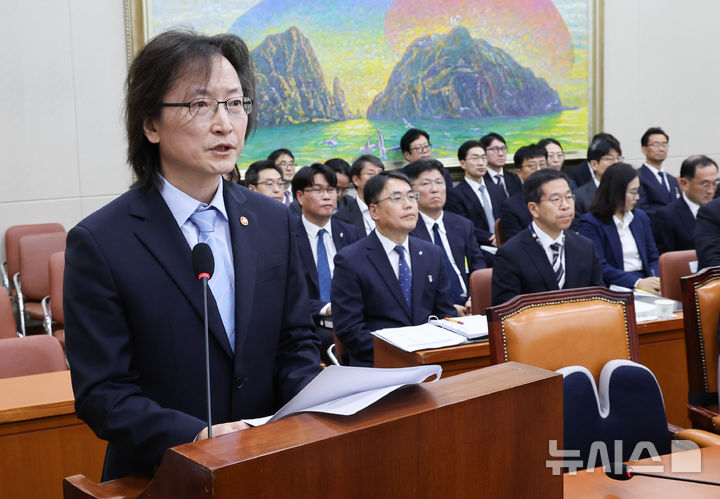 [서울=뉴시스] 최진석 기자 = 주병기 공정거래위원장이 12일 여의도 국회에서 열린 정무위원회의 공정거래위원회 등에 대한 국정감사에 출석해 인사말을 하고 있다. 2026.10.12. myjs@newsis.com