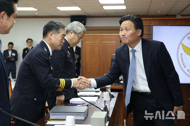 [서울=뉴시스] 김금보 기자 = 김종철 경찰청장 직무대행이 12일 서울 서대문구 경찰청에서 열린 국회 행정안전위원회의 경찰청에 대한 국정감사 시작 전 김영진 위원장과 인사를 하고 있다. 2026.10.12. kgb@newsis.com