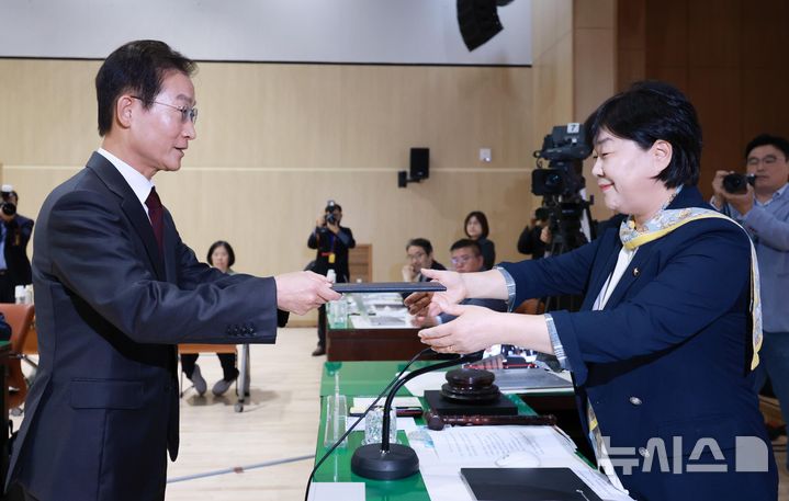 [서울=뉴시스] 이영환 기자 = 김호철 감사원장이 12일 오전 서울 종로구 감사원에서 열린 국회 법제사법위원회 감사원 국정감사에 참석해 서영교 법사위원장에 선서문을 제출하고 있다. 2026.10.12. 20hwan@newsis.com