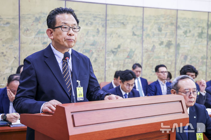 [서울=뉴시스] 정병혁 기자 = 한상준 영화진흥위원장이 12일 서울 여의도 국회에서 열린 국회 문화체육관광위원회의 문체부 산하 공공기관 및 유관기관에 대한 국정감사에서 업무보고를 하고 있다. 2026.10.12. jhope@newsis.com