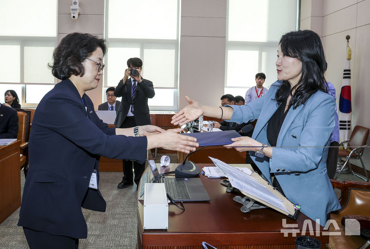 [서울=뉴시스] 정병혁 기자 = 김윤지 한국콘텐츠진흥원장이 12일 서울 여의도 국회에서 열린 국회 문화체육관광위원회의 문체부 산하 공공기관 및 유관기관에 대한 국정감사에서 이재정 위원장에게 선서문을 제출하고 있다. 2026.10.12. jhope@newsis.com