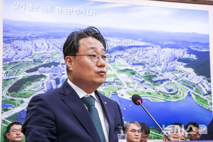 [서울=뉴시스] 정병혁 기자 = 이성훈 한국토지주택공사 사장이 12일 서울 여의도 국회에서 열린 국회 국토교통위원회의 한국토지주택공사 등에 대한 국정감사에서 업무보고를 하고 있다. 2026.10.12. jhope@newsis.com
