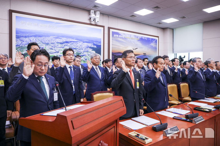 [서울=뉴시스] 정병혁 기자 = 이성훈 한국토지주택공사 사장이 12일 서울 여의도 국회에서 열린 국회 국토교통위원회의 한국토지주택공사 등에 대한 국정감사에서 선서를 하고 있다. 2026.10.12. jhope@newsis.com