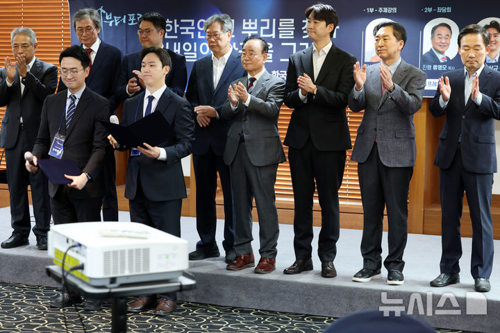 [서울=뉴시스] 박진희 기자 = 나부터포럼 류영모(한소망교회 원로목사) 대표를 비롯한 참석자들이 12일 서울 중구 프레스센터에서 '제6차 나부터포럼' 행사를 하고 있다. 2026.10.12. pak7130@newsis.com