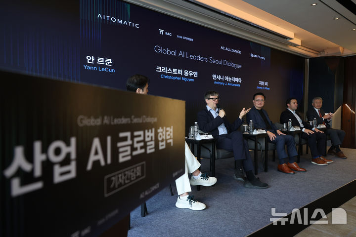 질문에 답하는 얀 르쿤 회장