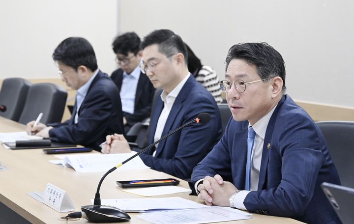 [서울=뉴시스] 조용범 기획예산처 차관이 12일 서울 종로구 정부서울청사에서 대한민국 2045 전략수립위원회 집행위원회 회의를 주재하고 있다. (사진=기획처 제공) 2026.10.12. photo@newsis.com *재판매 및 DB 금지