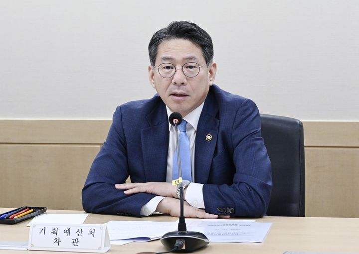[서울=뉴시스] 조용범 기획예산처 차관이 12일 서울 종로구 정부서울청사에서 대한민국 2045 전략수립위원회 집행위원회 회의를 주재하고 있다. (사진=기획처 제공) 2026.10.12. photo@newsis.com *재판매 및 DB 금지