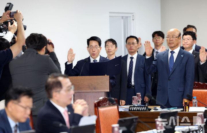  [부산=뉴시스] 하경민 기자 = 황종우 해양수산부 장관이 12일 부산 동구 해양수산부 별관에서 열린 국회 농림축산식품해양수산위 국정감사에 참석, 증인선서를 하고 있다. 2026.10.12. yulnetphoto@newsis.com