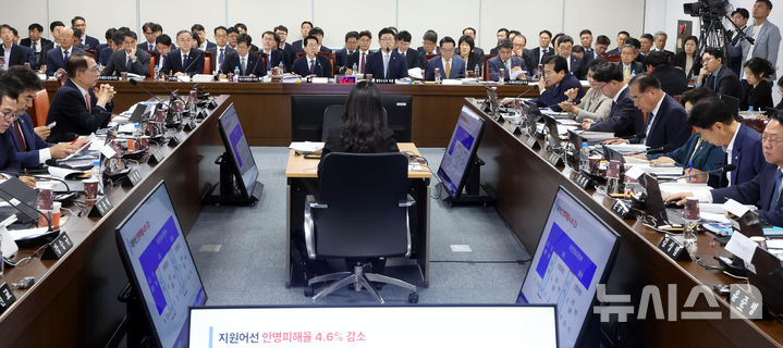  [부산=뉴시스] 하경민 기자 = 황종우 해양수산부 장관이 12일 부산 동구 해양수산부 별관에서 열린 국회 농림축산식품해양수산위 국정감사에 참석, 의원 질의에 답변하고 있다. 2026.10.12. yulnetphoto@newsis.com