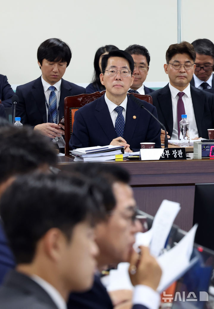  [부산=뉴시스] 하경민 기자 = 황종우 해양수산부 장관이 12일 부산 동구 해양수산부 별관에서 열린 국회 농림축산식품해양수산위 국정감사에 참석, 의원 질의에 답변하고 있다. 2026.10.12. yulnetphoto@newsis.com