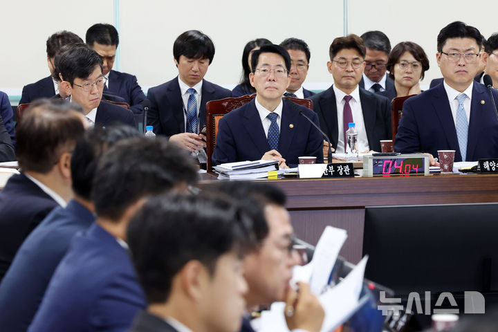  [부산=뉴시스] 하경민 기자 = 황종우 해양수산부 장관이 12일 부산 동구 해양수산부 별관에서 열린 국회 농림축산식품해양수산위 국정감사에 참석, 의원 질의에 답변하고 있다. 2026.10.12. yulnetphoto@newsis.com