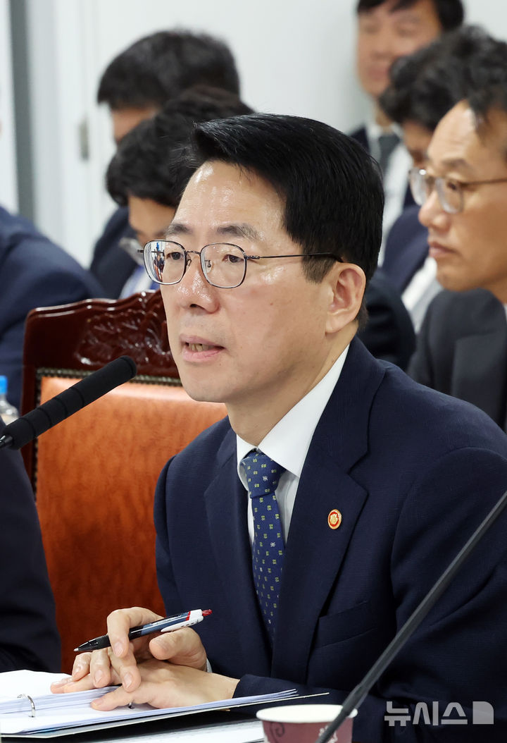  [부산=뉴시스] 하경민 기자 = 황종우 해양수산부 장관이 12일 부산 동구 해양수산부 별관에서 열린 국회 농림축산식품해양수산위 국정감사에 참석, 의원 질의에 답변하고 있다. 2026.10.12. yulnetphoto@newsis.com
