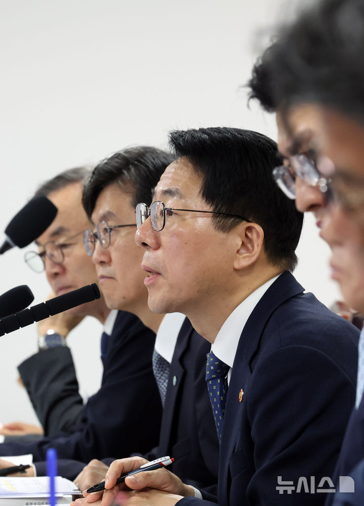  [부산=뉴시스] 하경민 기자 = 황종우 해양수산부 장관이 12일 부산 동구 해양수산부 별관에서 열린 국회 농림축산식품해양수산위 국정감사에 참석, 의원 질의에 답변하고 있다. 2026.10.12. yulnetphoto@newsis.com