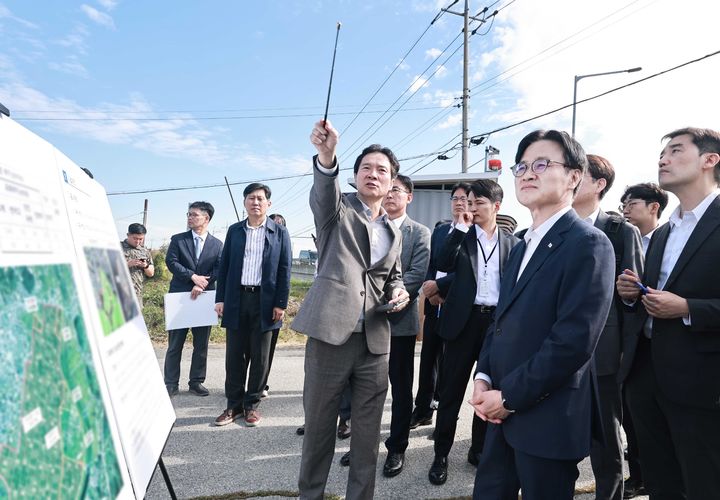 [서울=뉴시스] 김정관 산업통상부 장관이 12일 서남권 반도체 산업단지 후보지인 광주 군공항을 방문해 관계자로부터 설명을 듣고 있다. (사진=산업부 제공) 2026.10.12. photo@newsis.com *재판매 및 DB 금지