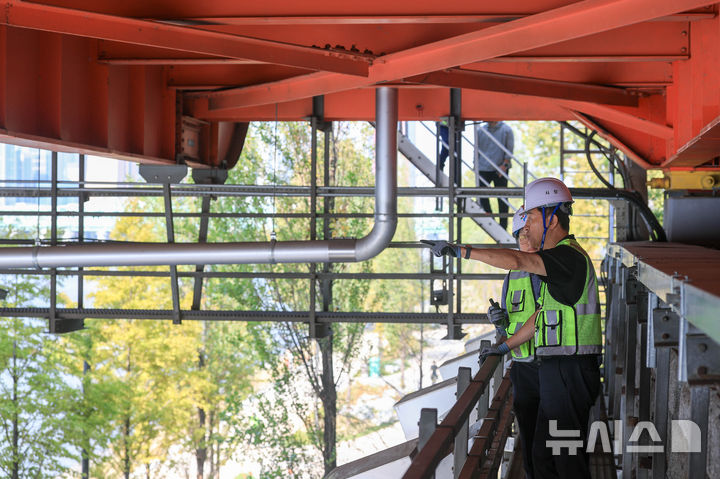 [서울=뉴시스] 조성우 기자 = 오세훈 서울시장이 12일 서울 용산구 한강대교에서 '노후교량관리 무인점검 신기술 현장점검'에 앞서 교량 상부를 살펴보고 있다. (공동취재) 2026.10.12. photo@newsis.com