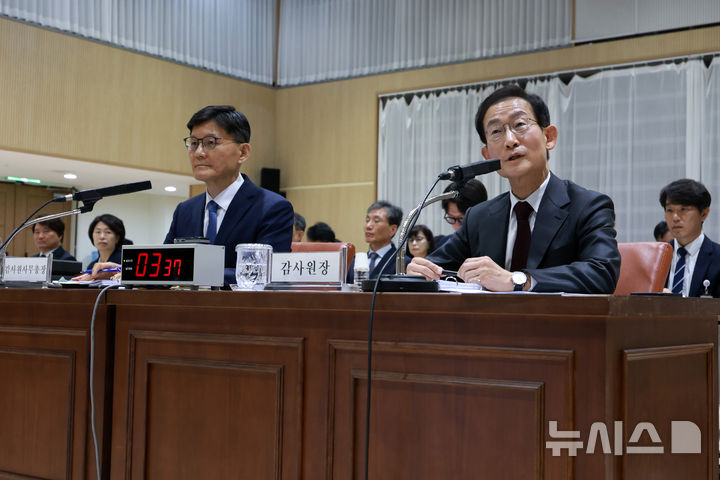 [서울=뉴시스] 이영환 기자 = 김호철 감사원장이 12일 오전 서울 종로구 감사원에서 열린 국회 법제사법위원회 감사원 국정감사에 참석해 김한규 더불어민주당 의원의 질의에 답하고 있다. 2026.10.12. 20hwan@newsis.com