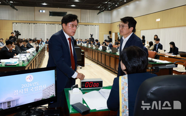 [서울=뉴시스] 이영환 기자 = 12일 오전 서울 종로구 감사원에서 열린 국회 법제사법위원회 감사원 국정감사에서 더불어민주당 간사인 김의겸 의원과 국민의힘 간사인 박형수 의원이 서영교 위원장과 논의를 하고 있다. 2026.10.12. 20hwan@newsis.com
