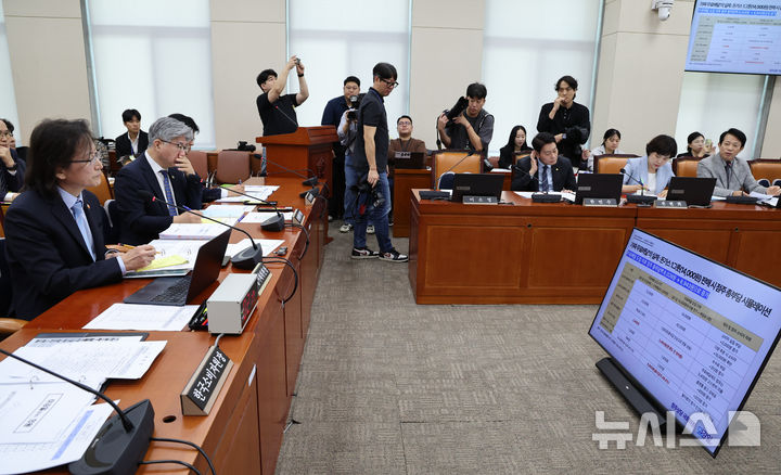 [서울=뉴시스] 최진석 기자 = 주병기 공정거래위원장이 12일 여의도 국회에서 열린 정무위원회의 공정거래위원회 등에 대한 국정감사에 출석해 의원 질의를 듣고 있다. 2026.10.12. myjs@newsis.com
