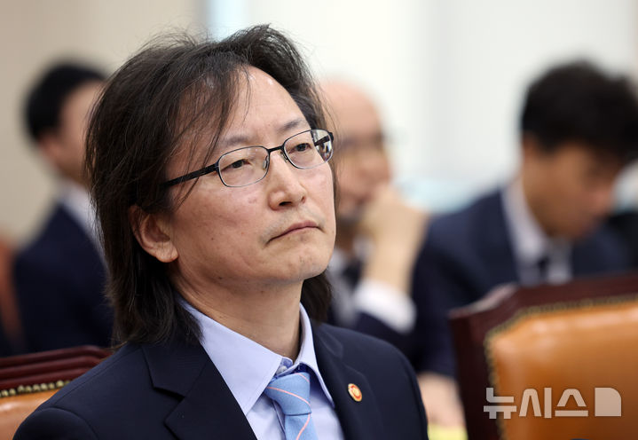 [서울=뉴시스] 최진석 기자 = 주병기 공정거래위원장이 12일 여의도 국회에서 열린 정무위원회의 공정거래위원회 등에 대한 국정감사에 출석해 생각에 잠겨 있다. 2026.10.12. myjs@newsis.com