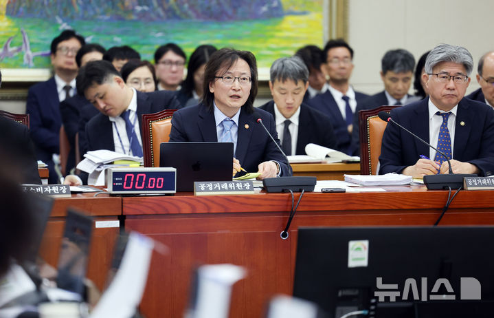 [서울=뉴시스] 최진석 기자 = 주병기 공정거래위원장이 12일 여의도 국회에서 열린 정무위원회의 공정거래위원회 등에 대한 국정감사에 출석해 의원 질의에 답변하고 있다. 2026.10.12. myjs@newsis.com