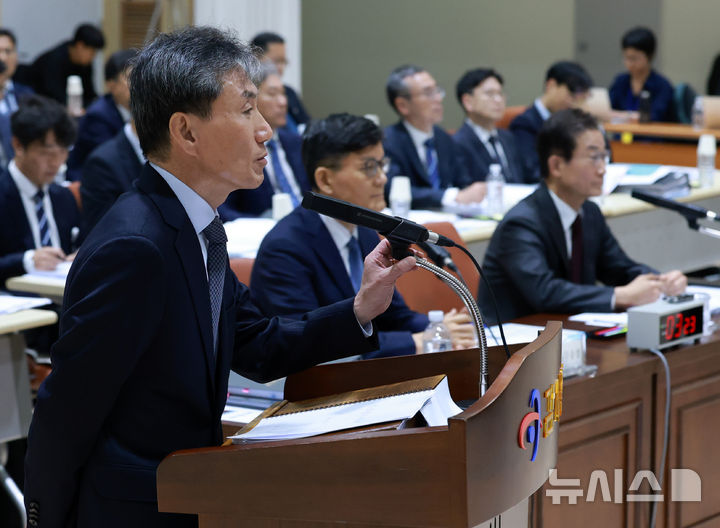 [서울=뉴시스] 이영환 기자 = 김영신 감사원 감사위원이 12일 오전 서울 종로구 감사원에서 열린 국회 법제사법위원회 감사원 국정감사에 참석해 김동아 더불어민주당 의원의 질의에 답하고 있다. 2026.10.12. 20hwan@newsis.com