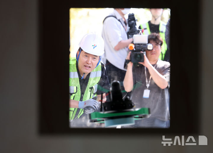 [서울=뉴시스] 조성우 기자 = 오세훈 서울시장이 12일 서울 용산구 한강대교에서 열린 '노후교량관리 무인점검 신기술 현장점검'에서 협소공간 점검용 자율비행 드론 시연을 지켜보고 있다. 2026.10.12. xconfind@newsis.com