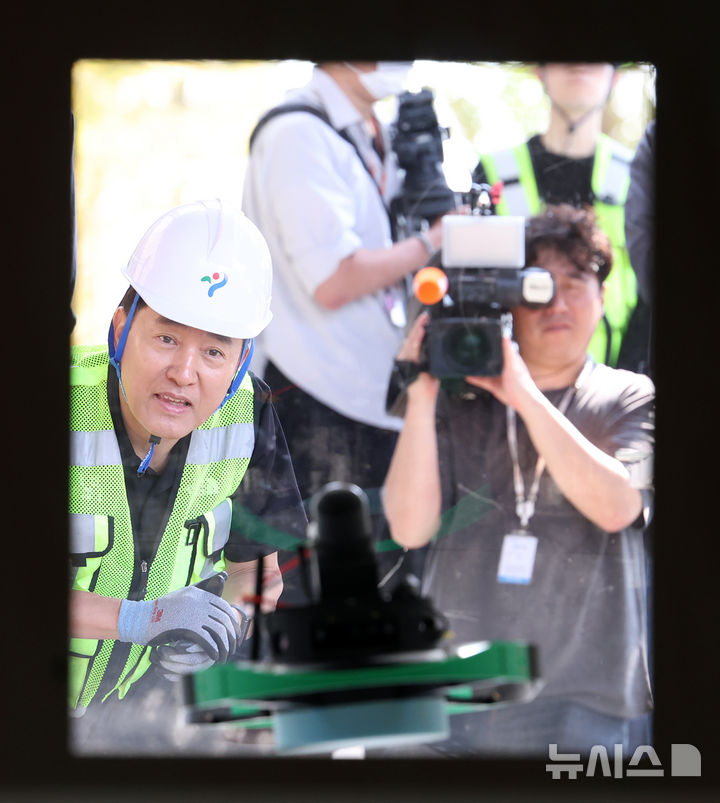 [서울=뉴시스] 조성우 기자 = 오세훈 서울시장이 12일 서울 용산구 한강대교에서 열린 '노후교량관리 무인점검 신기술 현장점검'에서 협소공간 점검용 자율비행 드론 시연을 지켜보고 있다. 2026.10.12. xconfind@newsis.com