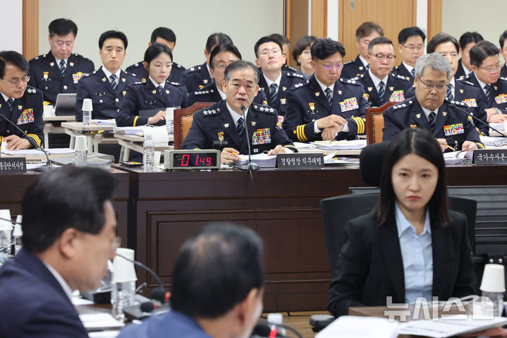 [서울=뉴시스] 김금보 기자 = 김종철 경찰청장 직무대행이 12일 서울 서대문구 경찰청에서 열린 국회 행정안전위원회의 경찰청에 대한 국정감사에서 의원 질의에 답변을 하고 있다. 2026.10.12. kgb@newsis.com