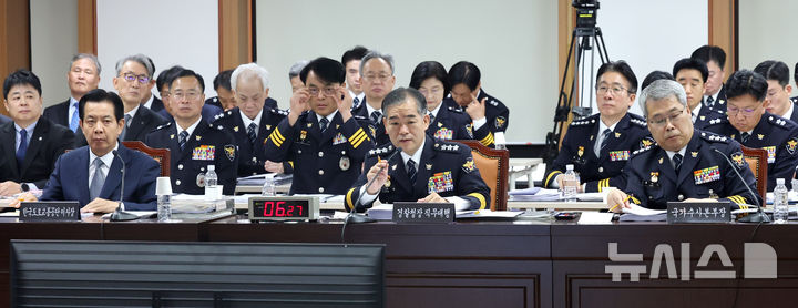 [서울=뉴시스] 김금보 기자 = 김종철 경찰청장 직무대행이 12일 서울 서대문구 경찰청에서 열린 국회 행정안전위원회의 경찰청에 대한 국정감사에서 의원 질의에 답변을 하고 있다. 2026.10.12. kgb@newsis.com