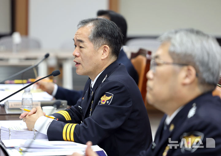 [서울=뉴시스] 김금보 기자 = 김종철 경찰청장 직무대행이 12일 서울 서대문구 경찰청에서 열린 국회 행정안전위원회의 경찰청에 대한 국정감사에서 의원 질의에 답변을 하고 있다. 2026.10.12. kgb@newsis.com