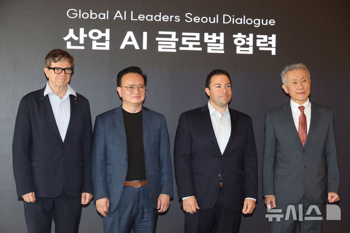 [서울=뉴시스] 고승민 기자 = 얀 르쿤 AMI Labs 회장, 크리스토퍼 응우옌 IIAC 총괄위원장, 앤서니 아눈지아타 AI 얼라이언스 공동의장, 지미 리 ASI 파운드리 회장이 12일 서울 웨스틴조선 호텔 서울에서 열린 산업 AI 글로벌 협력 기자간담회에서 기념촬영을 하고 있다. 2026.10.12. kkssmm99@newsis.com