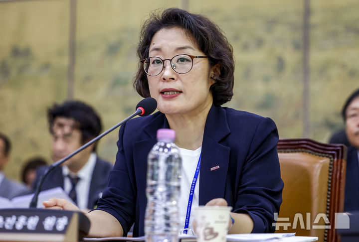 [서울=뉴시스] 정병혁 기자 = 김윤지 한국콘텐츠진흥원장이 12일 서울 여의도 국회에서 열린 국회 문화체육관광위원회의 문체부 산하 공공기관 및 유관기관에 대한 국정감사에서 질문에 답하고 있다. 2026.10.12. jhope@newsis.com