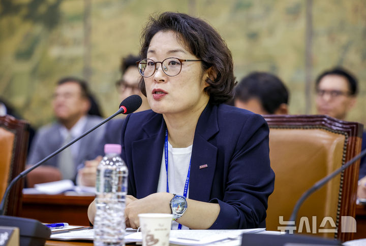 [서울=뉴시스] 정병혁 기자 = 김윤지 한국콘텐츠진흥원장이 12일 서울 여의도 국회에서 열린 국회 문화체육관광위원회의 문체부 산하 공공기관 및 유관기관에 대한 국정감사에서 질문에 답하고 있다. 2026.10.12. jhope@newsis.com