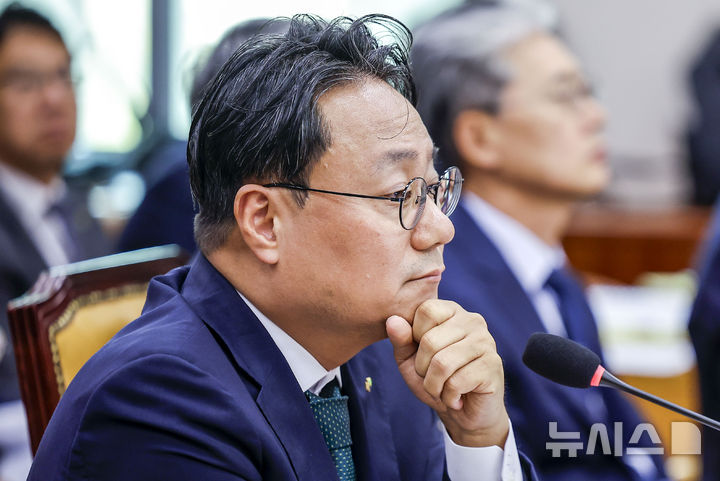 [서울=뉴시스] 정병혁 기자 = 이성훈 한국토지주택공사 사장이 12일 서울 여의도 국회에서 열린 국회 국토교통위원회의 한국토지주택공사 등에 대한 국정감사에서 질문을 듣고 있다. 2026.10.12. jhope@newsis.com