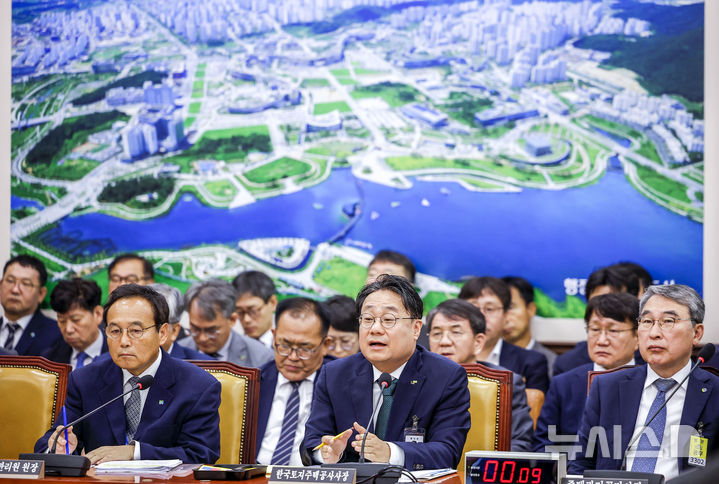 [서울=뉴시스] 정병혁 기자 = 이성훈 한국토지주택공사 사장이 12일 서울 여의도 국회에서 열린 국회 국토교통위원회의 한국토지주택공사 등에 대한 국정감사에서 질문에 답하고 있다. 2026.10.12. jhope@newsis.com