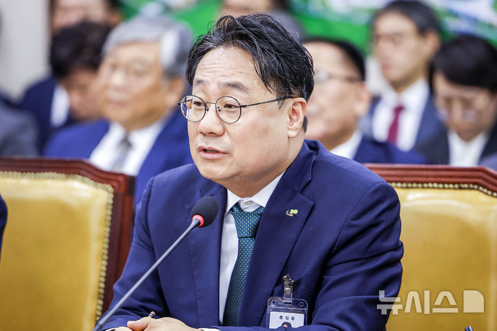 [서울=뉴시스] 정병혁 기자 = 이성훈 한국토지주택공사 사장이 12일 서울 여의도 국회에서 열린 국회 국토교통위원회의 한국토지주택공사 등에 대한 국정감사에서 질문에 답하고 있다. 2026.10.12. jhope@newsis.com
