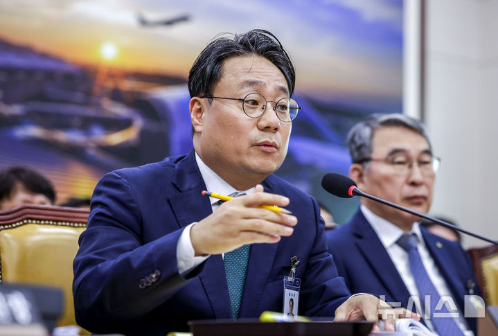 [서울=뉴시스] 정병혁 기자 = 이성훈 한국토지주택공사 사장이 12일 서울 여의도 국회에서 열린 국회 국토교통위원회의 한국토지주택공사 등에 대한 국정감사에서 질문에 답하고 있다. 2026.10.12. jhope@newsis.com