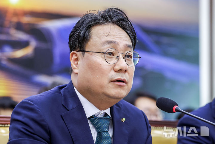 [서울=뉴시스] 정병혁 기자 = 이성훈 한국토지주택공사 사장이 12일 서울 여의도 국회에서 열린 국회 국토교통위원회의 한국토지주택공사 등에 대한 국정감사에서 질문에 답하고 있다. 2026.10.12. jhope@newsis.com