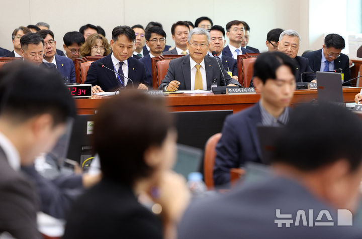 [서울=뉴시스] 고범준 기자 = 김동철 한국전력공사 사장이 12일 서울 여의도 국회에서 열린 산업통상자원중소벤처기업위원회 국정감사(대한무역투자진흥공사 등)에서 의원 질의에 답변하고 있다. 2026.10.12. bjko@newsis.com