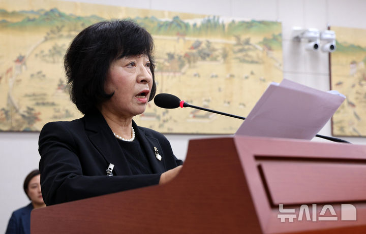 [서울=뉴시스] 고범준 기자 = 박지향 동북아역사재단 이사장이 12일 서울 여의도 국회에서 열린 교육위원회 국정감사(한국학중앙연구원 등)에서 업무보고를 하고 있다. 2026.10.12. bjko@newsis.com