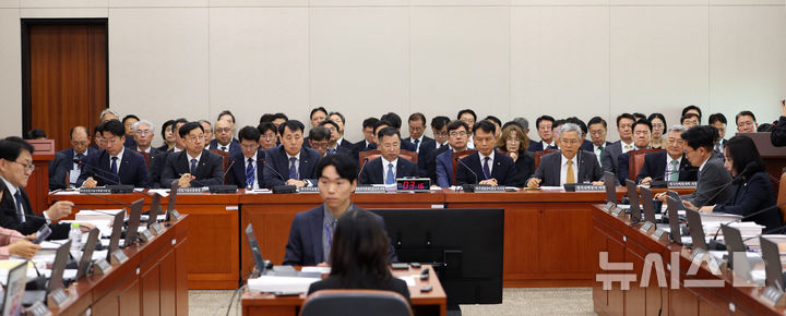 [서울=뉴시스] 고범준 기자 = 김동철(오른쪽 두번째) 한국전력공사 사장이 12일 서울 여의도 국회에서 열린 산업통상자원중소벤처기업위원회 국정감사(대한무역투자진흥공사 등)에서 의원 질의에 답변하고 있다. 2026.10.12. bjko@newsis.com