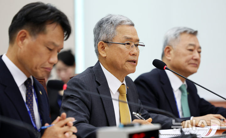 [서울=뉴시스] 고범준 기자 = 김동철 한국전력공사 사장이 12일 서울 여의도 국회에서 열린 산업통상자원중소벤처기업위원회 국정감사(대한무역투자진흥공사 등)에서 의원 질의에 답변하고 있다. 2026.10.12. bjko@newsis.com