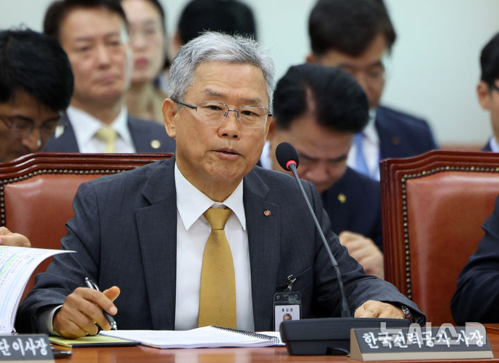 [서울=뉴시스] 고범준 기자 = 김동철 한국전력공사 사장이 12일 서울 여의도 국회에서 열린 산업통상자원중소벤처기업위원회 국정감사(대한무역투자진흥공사 등)에서 의원 질의에 답변하고 있다. 2026.10.12. bjko@newsis.com